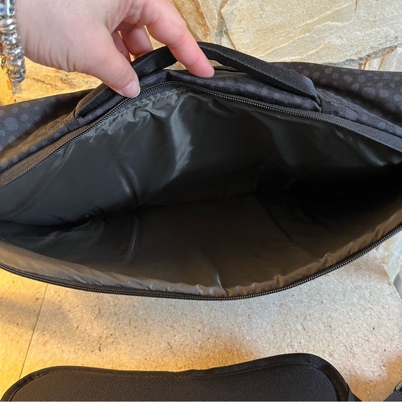 Nike Core Converge Large Messenger bag - perfect for someone on the run - Picture 13 of 16